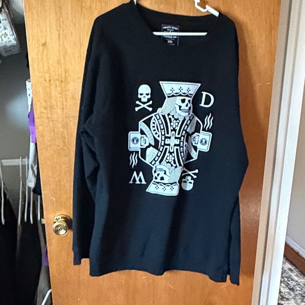 💕3/$25💕Black Long Sleeve Graphic Tee with Playing Card King Print